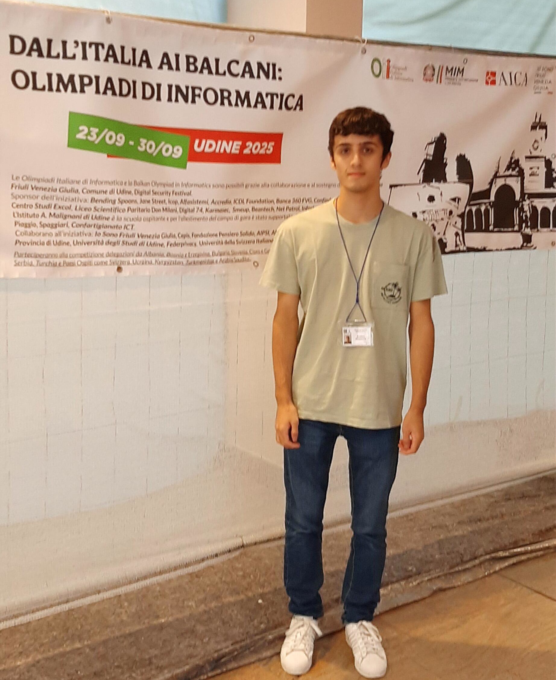 Andrea Massetani durante la cerimonia di premiazione a Udine