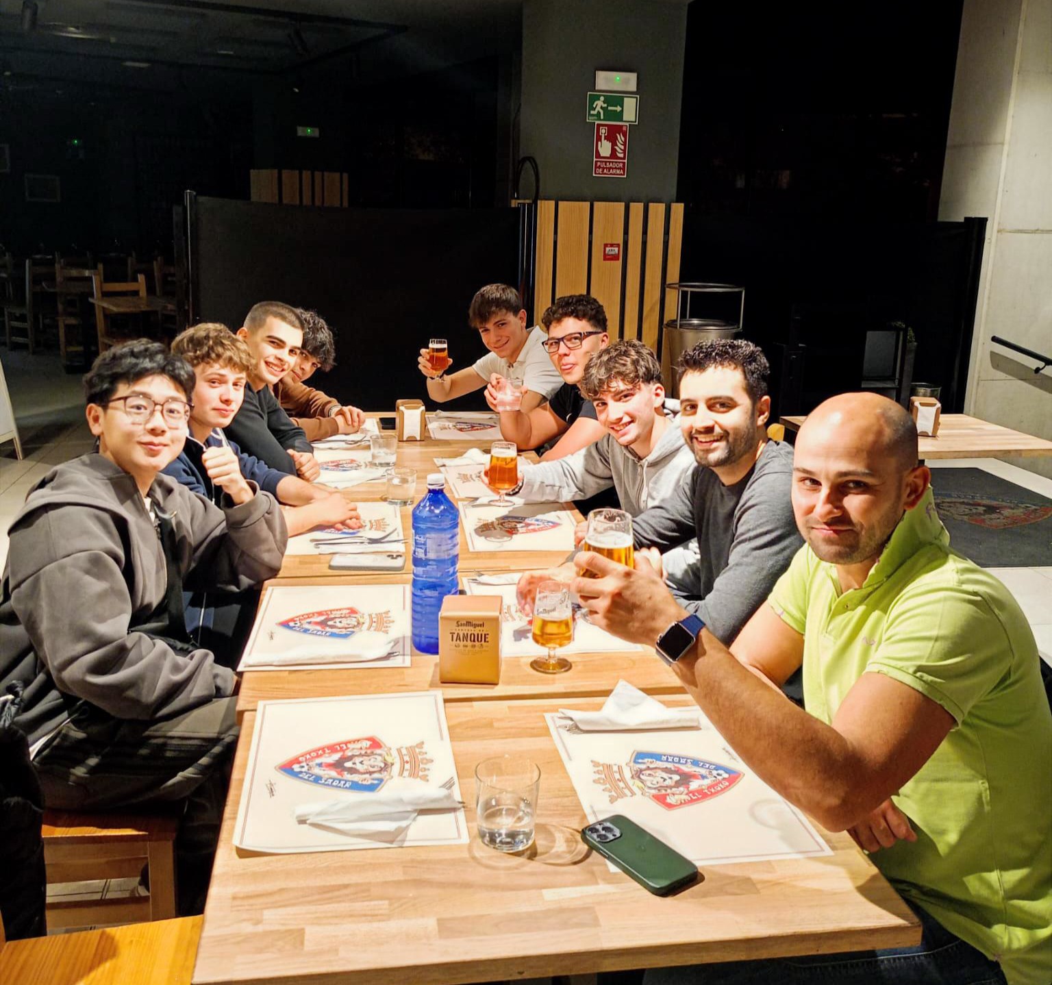 Studenti del Buzzi a cena di benvenuto a Pamplona durante la mobilità Erasmus+