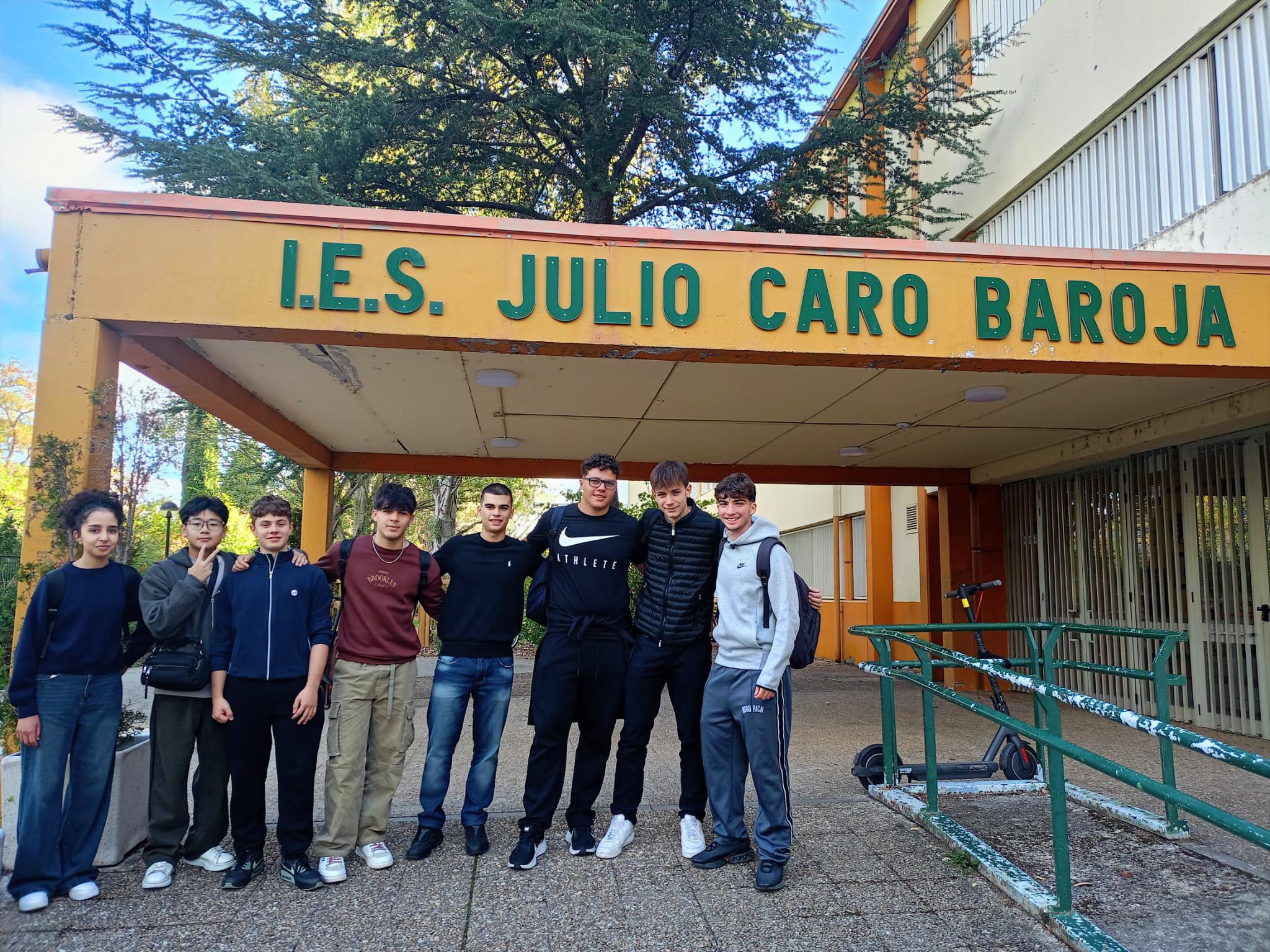 Gruppo del Buzzi davanti all’IES Julio Caro Baroja, Pamplona